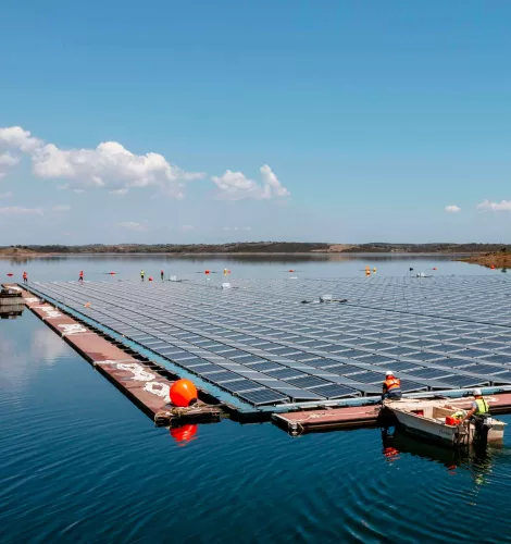 construção do solar flutuante na barragem do alqueva