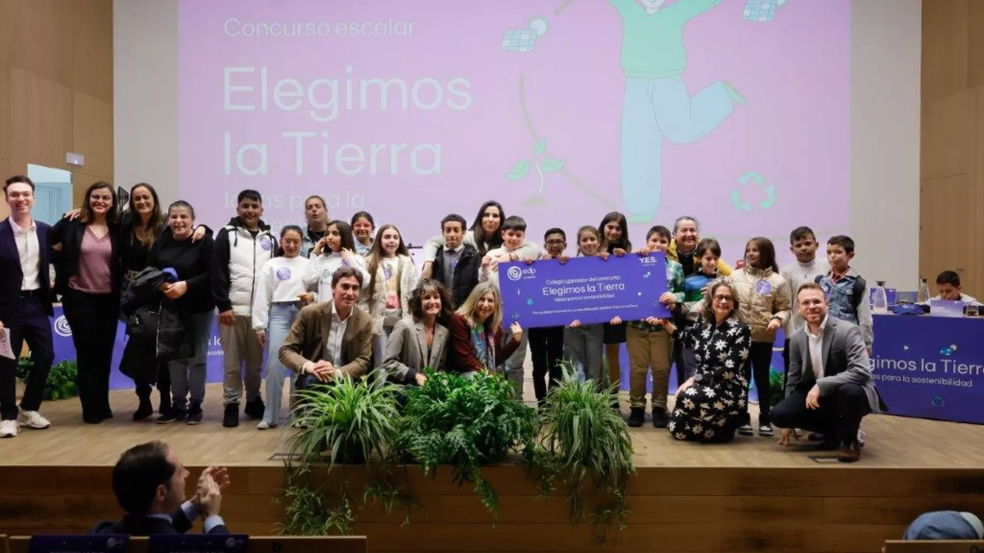 Alumnos%20y%20profesores%20del%20colegio%20San%20Vicente%20de%20Pa%C3%BAl%20de%20Jerez%2C%20ganador%20de%20Elegimos%20la%20Tierra%2C%20junto%20al%20jurado.JPG