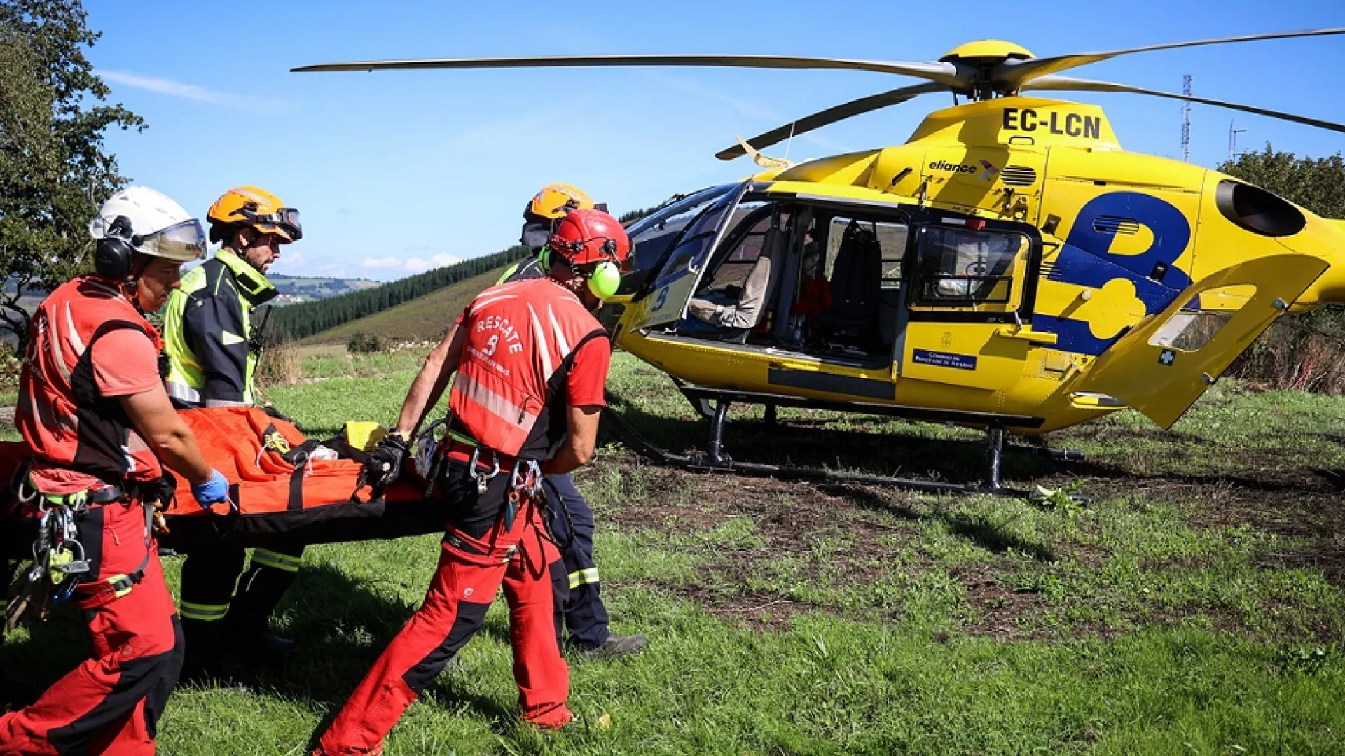 Momento%20en%20el%20que%20los%20bomberos%20se%20disponen%20a%20introducir%20a%20la%20persona%20indispuesta%20en%20el%20helic%C3%B3ptero_0.jpg