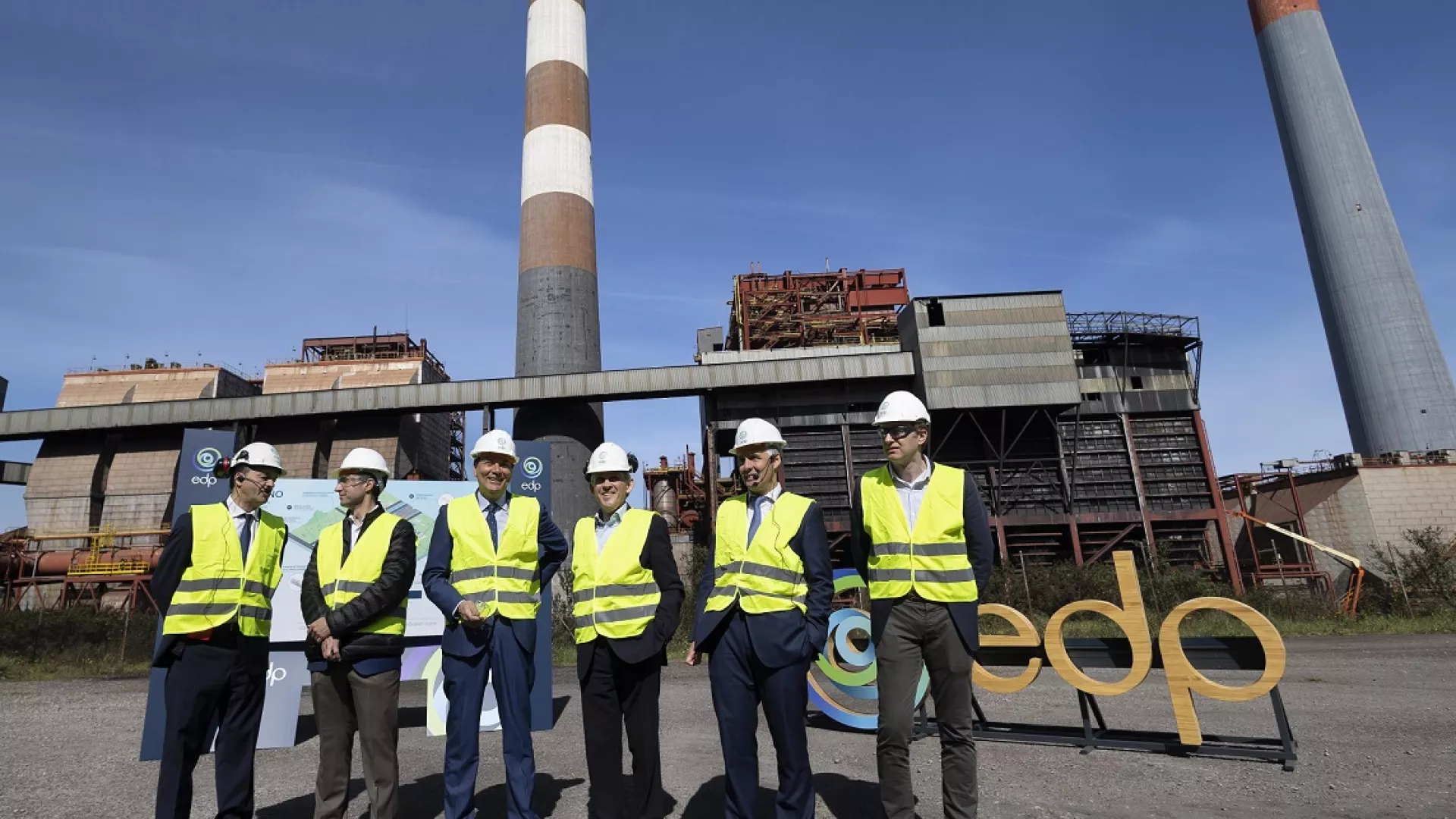 Representantes%20de%20EDP%20acompa%C3%B1ando%20al%20secretario%20general%20de%20Industria%2C%20Francisco%20Blanco%2C%20durante%20su%20visita%20a%20Abo%C3%B1o_baja_0.jpg