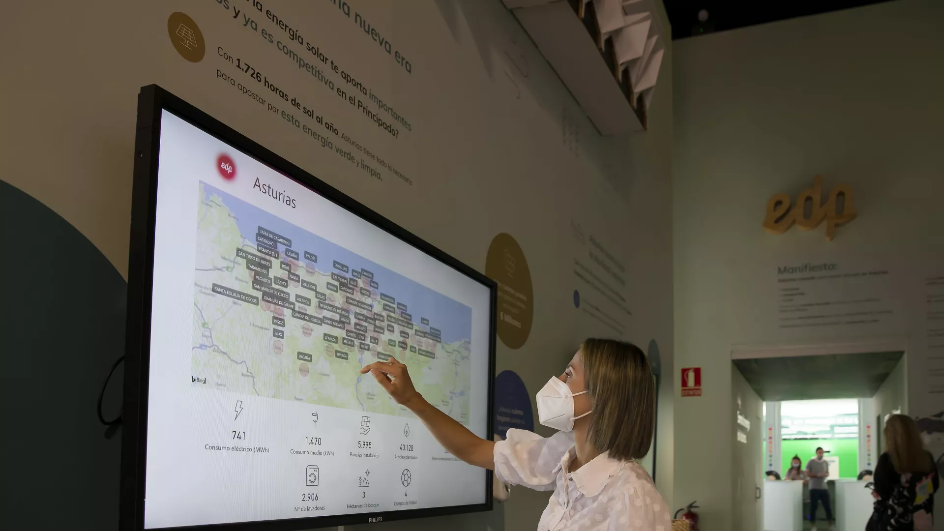 Visitante%20consultando%20datos%20potencial%20solar%20en%20Asturias%20en%20el%20pabell%C3%B3n%20de%20EDP%20en%20la%20FIDMA_0.jpg