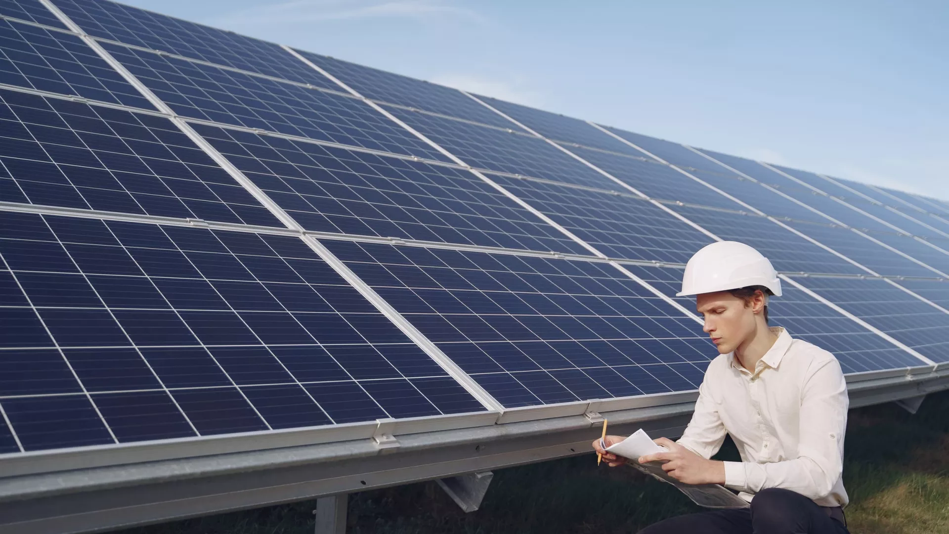 empresario-em-um-capacete-branco-perto-da-bateria-solar%20%281%29.jpg