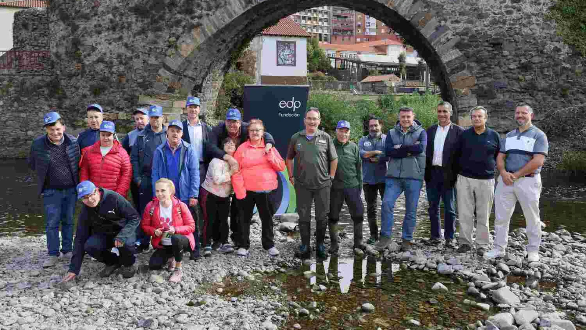 Alumnos del CAI de Penlés, junto al director ejecutivo de la Fundación EDP, el alcalde de Cangas del Narcea y miembros de la Asociación de Pescadores.jpg