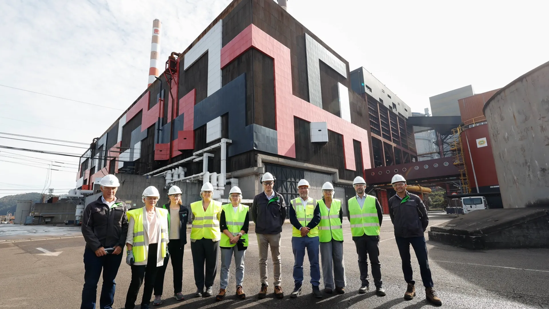 La directora del ITJ visita la central de Aboño