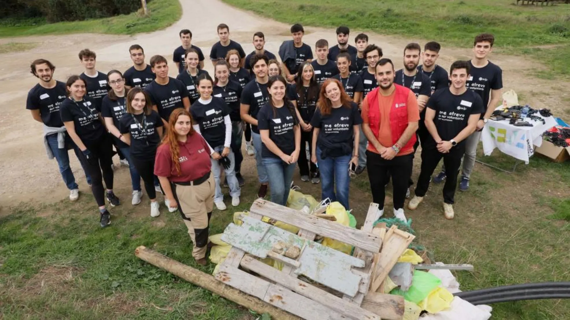 Los becarios realizando su primer voluntariado