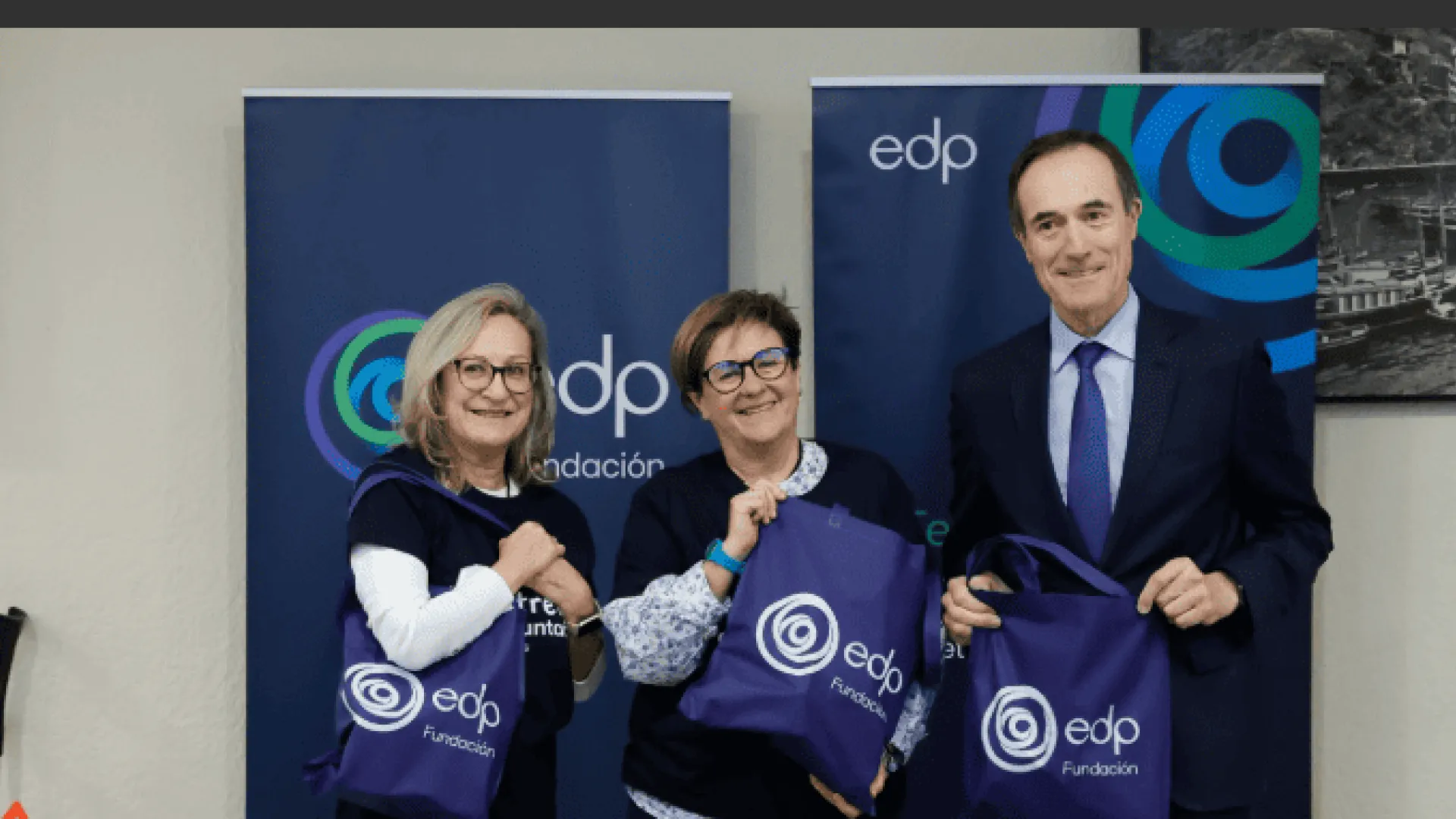 El presidente de la Fundación EDP, Manuel Menéndez en la Cocina Económica de Oviedo durante la preparación de los kits de ahorro