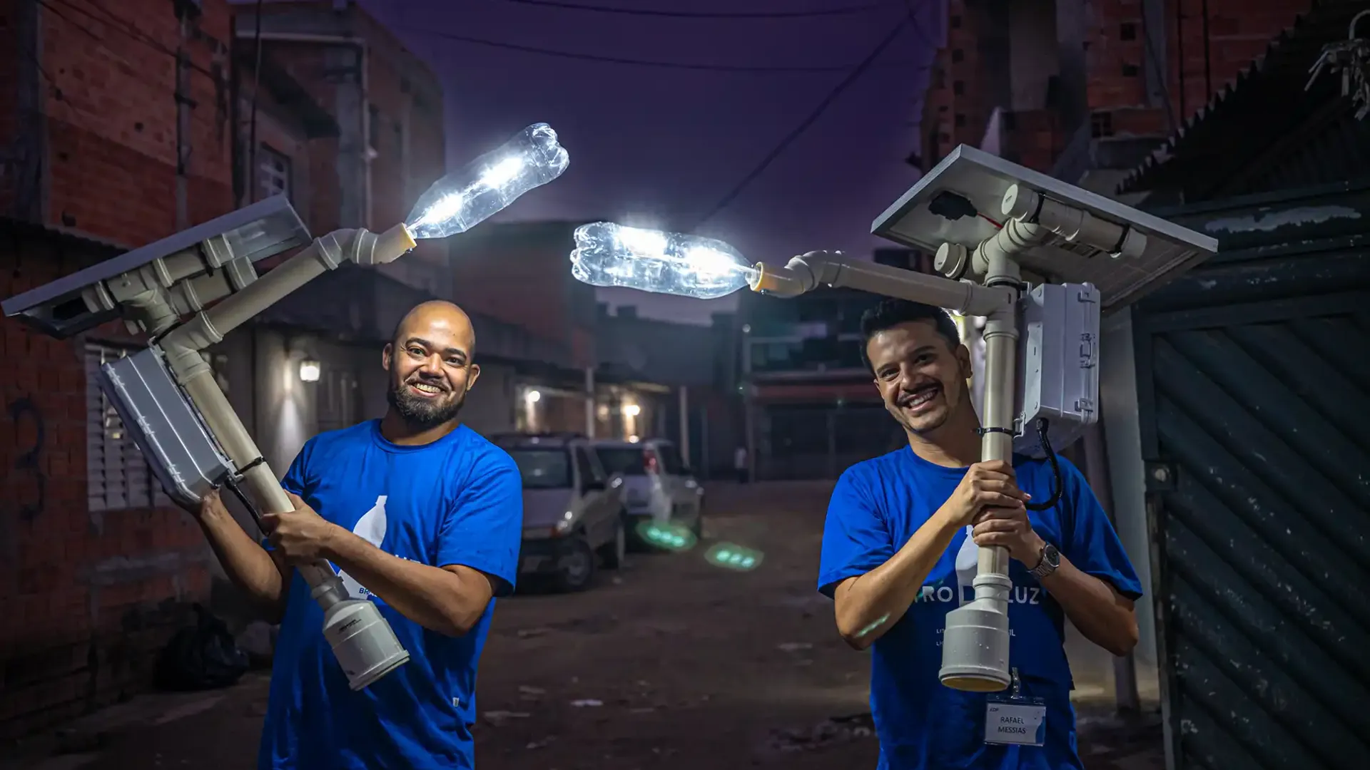 Voluntários da EDP segurando garrafas pets com luz