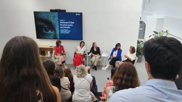 pessoas na conferência da Labelec mulheres STEM