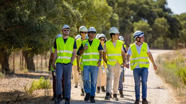 Former trainees on site visit