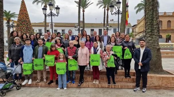 Grupo intergeneracional con becas de EDP