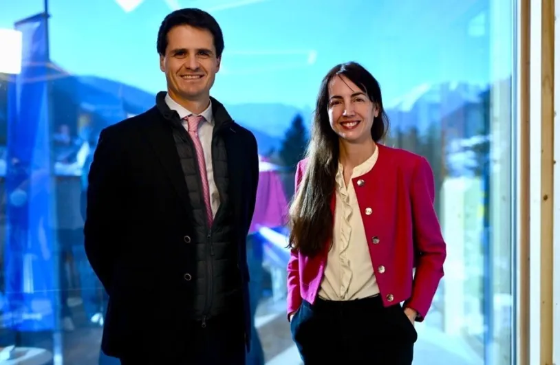 Pedro Vasconcelos, en representación de EDP, con Gwenaelle Avice Huet, Vicepresidenta Ejecutiva y miembro del Comité Ejecutivo de Schneider Electric