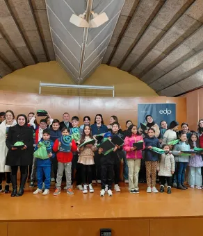 Grupo de jóvenes con mochilas y material de EDP
