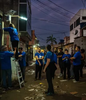 Grupo de voluntários Litro de Luz BR