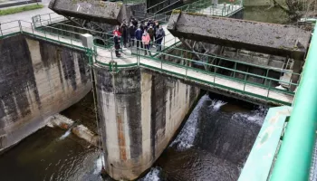 Estudiantes de la Politécnica de Mieres durante su visita a la central hidráulica de Proaza