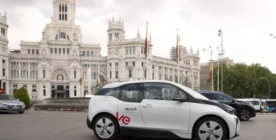 Coche%20el%C3%A9ctrico%20circulando%20por%20Madrid-min_0.jpg