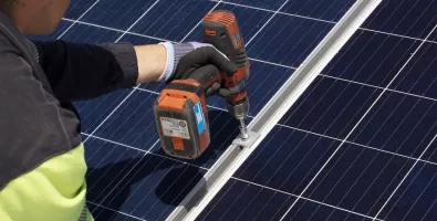rrss_un_tecnico_fija_los_soportes_de_una_instalacion_fotovoltaica_de_autoconsumo_de_edp.jpg