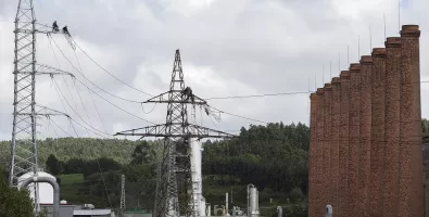 tecnicos_de_la_distribuidora_de_edp_realizan_trabajos_de_mejora_del_suministro_electrico_-.jpg