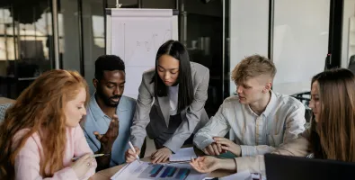 imagem de jovens a conversar