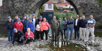 Alumnos del CAI de Penlés, junto al director ejecutivo de la Fundación EDP, el alcalde de Cangas del Narcea y miembros de la Asociación de Pescadores.jpg