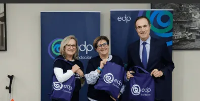 El presidente de la Fundación EDP, Manuel Menéndez en la Cocina Económica de Oviedo durante la preparación de los kits de ahorro