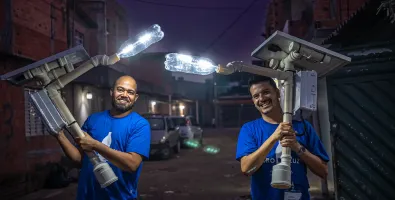 Voluntários da EDP segurando garrafas pets com luz