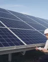 empresario-em-um-capacete-branco-perto-da-bateria-solar%20%281%29.jpg