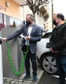javier_izquierdo_enchufa_el_vehiculo_electrico_al_nuevo_cargador_de_aviles_web.jpg