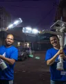 Voluntários da EDP segurando garrafas pets com luz